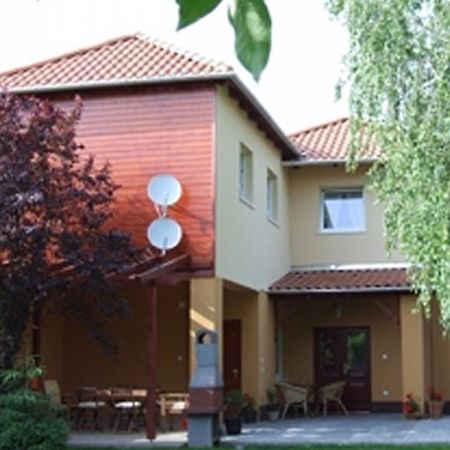 Ilona Apartmanház Komárom Exterior foto