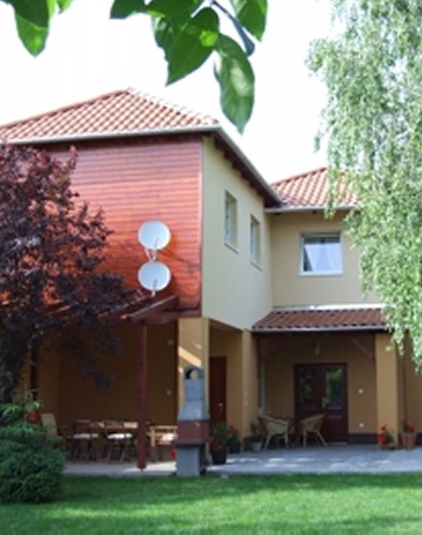 Ilona Apartmanház Komárom Exterior foto